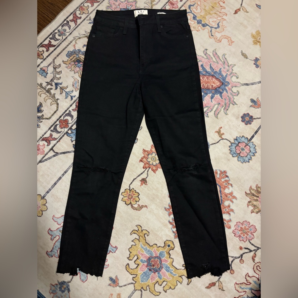 Black distresses skinny jeans by LETTERS TO JULIET